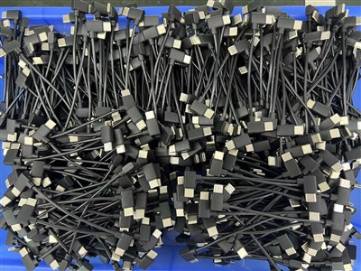 30 000 st USB-C till USB-C med 90 graders böj
